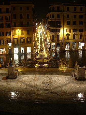 Blick von der Spanischen Treppe auf die Piazza di Spagna