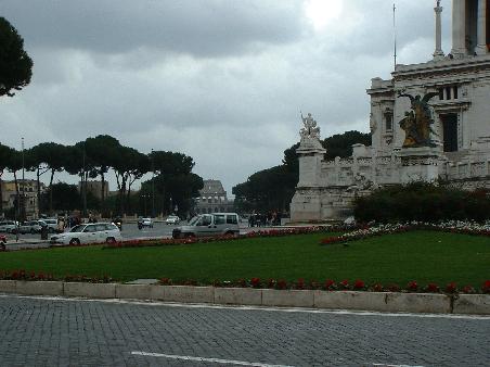 Nationaldenkmal mit Colosseum im Hintergrund