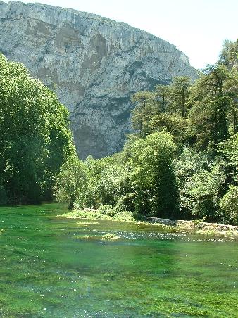 Der Weg zur Quelle führt an der Sorgue entlang