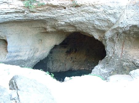Die Quellhöhle "Fontaine du Vaucluse"