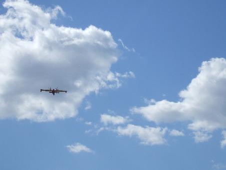 Die Löschflugzeuge fliegen