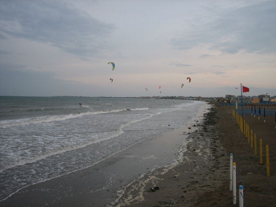 Kite- Surfer am Strand von Sottomarina