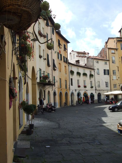 Piazza Anfiteatro in Lucca