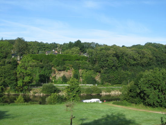 Blick vom Campingplatz auf den Fluss