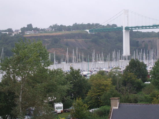 Blick von den Vilainefelsen auf den Campingplatz hinunter