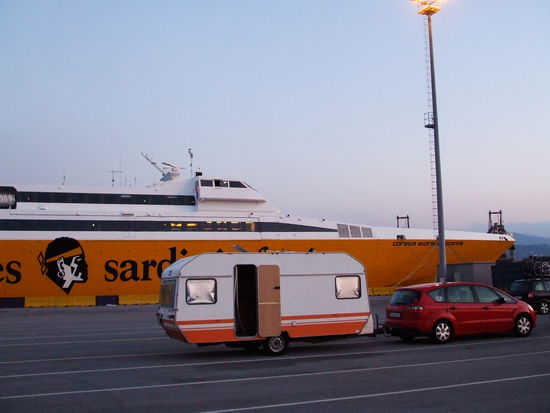 Warten am Fährhafen in Savona