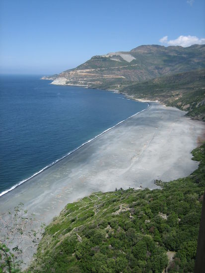Der schwarze Strand von Nonza am Cap Corse