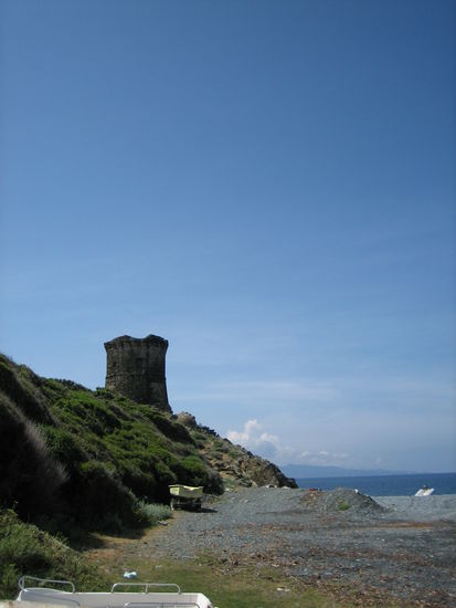 Genuesischer Wachturm am Strand von Alba