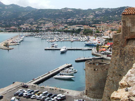 Blick auf den Hafen von Calvi von der Citadelle aus