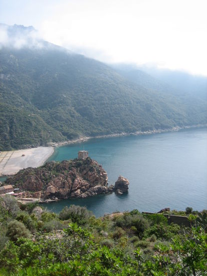 Der Genuesische Wachturm bewacht den Strand von Porto