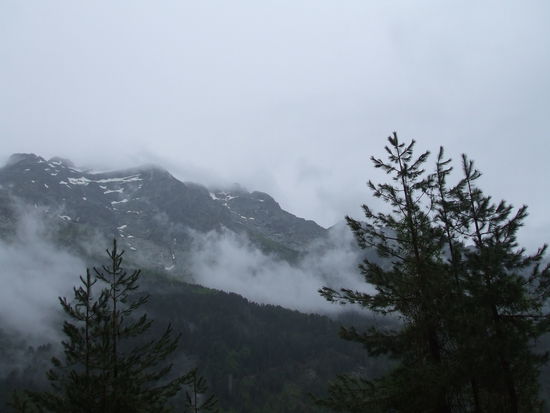 Berggipfel und Regenwolken