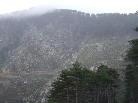 Eins der in den Fels gehauenen Bergsträßchen in Korsika