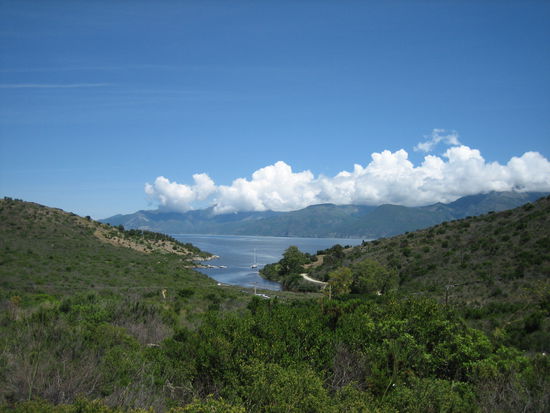 Durch die Macchia an der Küste entlang