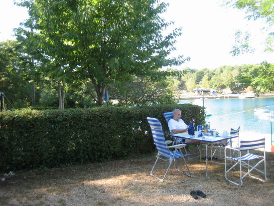 Unser schattiges Frühstücksplätzchen