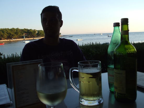 Abendessen im Restaurant am Strand direkt neben dem Campingplatz