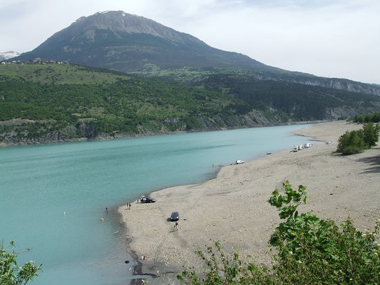 Womos am Strand des Lac de Serre- Poncon