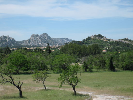 Blick von Saint-Sixte auf Eygalieres und die Alpilles