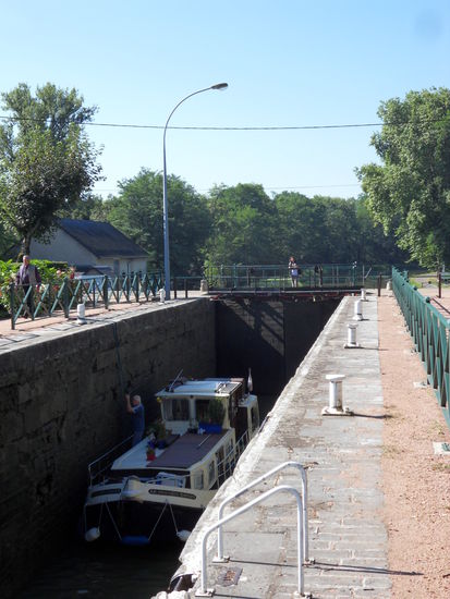 ... und werfen aber noch einen letzten Blick auf den Kanal, wo gerade ein Hausboot in die Kanalbrücke schleust