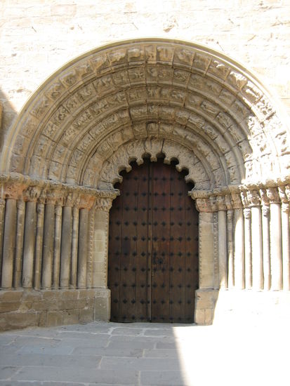 Romanisches Portal der Iglesia del Crucifijo