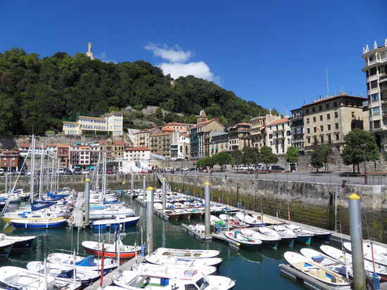 Blick vom Hafen zum Monte Urgull