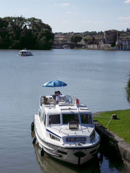 ... und gleich warten vor der Schleuse