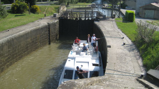 Kanalaufwärts schleusen