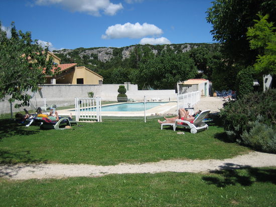 ... sowie Pool - und schönem Blick in die Landschaft
