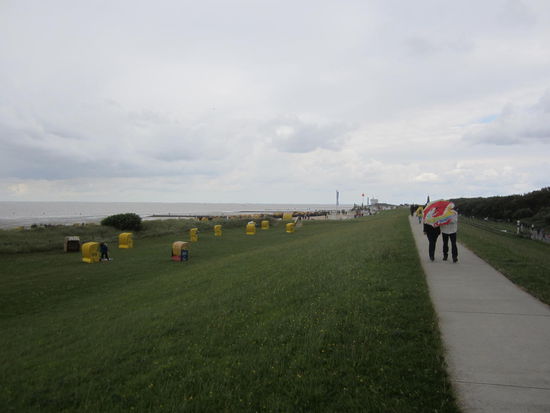 Auf dem Deich - in der Ferne Cuxhavens Wahrzeichen, die Kugelbake.