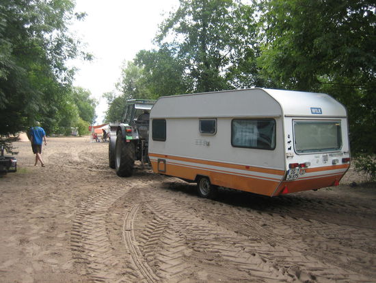Unser Wohnwagen wird durch den Sand gezogen