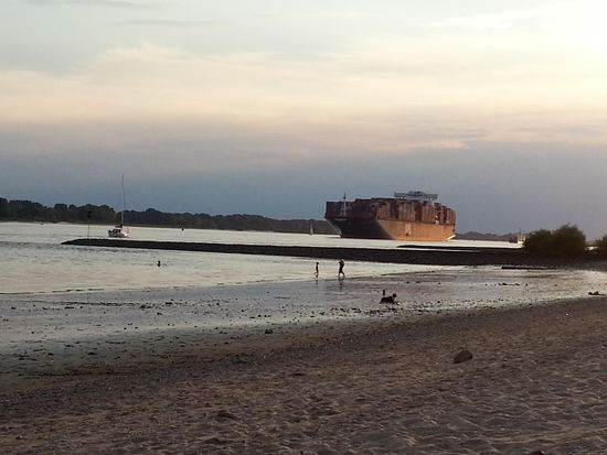 Am Strand vor dem Campingplatz beim Schiffe gucken