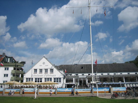 Schulauer Fährhaus mit der Schiffsbegrüßungsanlage „Willkomm-Höft“