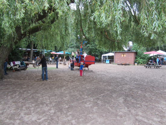 Spielplatz vom "Elbe Camp" mit „Café Lukus“ im Hintergrund