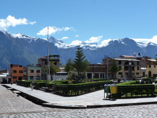 Die Aussicht vom Restaurant ueber Cabanaconde und die Berge