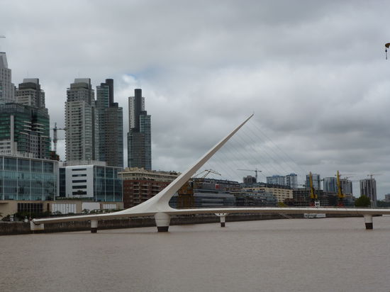 Puerto Madero mit der Frauenbruecke