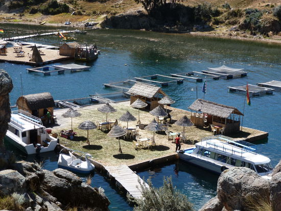 Das sind die Islas Flotante von Bolivien besser gesagt schwimmende Restaurants, ein totaler Reinfall!!!!