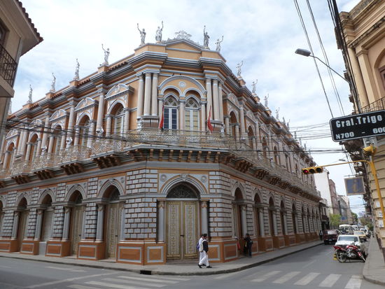 Das goldene Haus mit seinen Statuen
