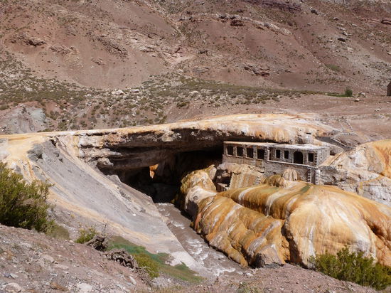 Puente del Inca mit dem ehemaligen Thermalbad