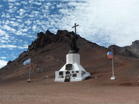 Der Pass zwischen Argentinien und Chile, mittlerweile geht ein Tunnel durch den Berg um die Grenze zu passieren.