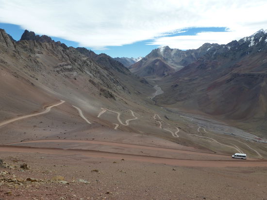 Das ist die Passstrasse, eine Sandpiste nicht mehr.