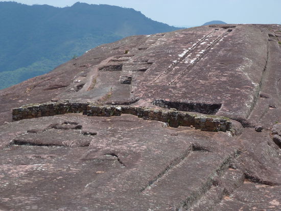 Der müstische gravierte Fels von El Fuerte, der 200Meter lang und 40Meter breit ist, ob es UFO Landeplatz oder Religiöser Ort war man weiss es nicht genau.