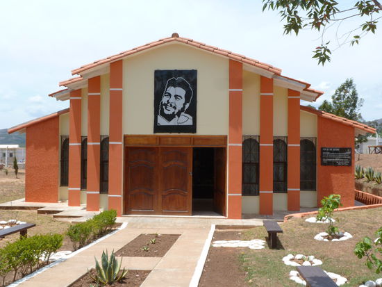 Hier wurden die Überresten von "Che" und seiner Kompanie gefunden und als Erinnerung eine Grabstätte gebaut, natürlich von den Kubanern Finanziert.