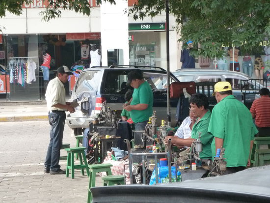 Hier werden noch Schuhe auf der Strasse geflickt