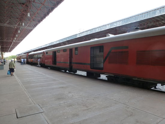 Dann geht es mit dem Zug zur brasilianischen Grenze nicht wie die SBB aber ganz angenehm, war bis vor einigen Jahren der schnellste Weg bis zur Grenze, jetzt gibt es aber eine neue strasse und die ist schneller.
