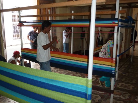 Hier werden von Taubstummen Hängematten hergestellt