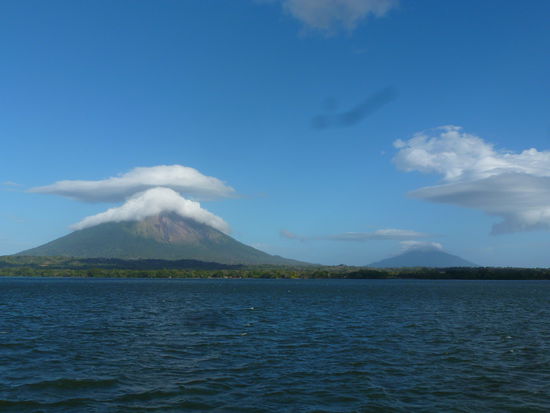 So sieht die Insel aus wenn man mit der Fähre von San George hin fährt, links der Conseption rechts der Maderas.