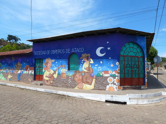 Überall gibt es bunt bemahlte Häuser