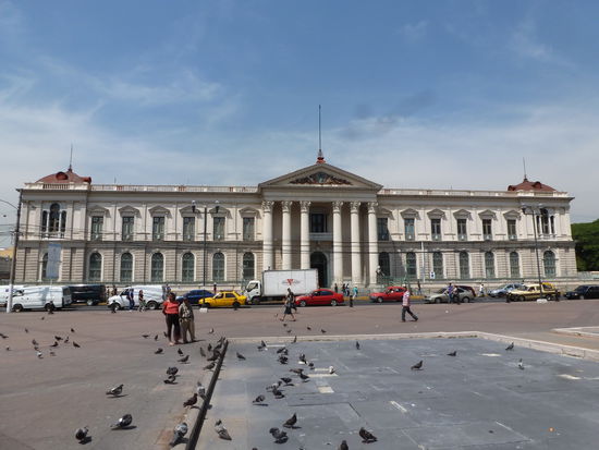 In San Salvador gibt es nicht wirklich was zu sehen ausser diesem Platz, den man nicht gesehen haben muss.