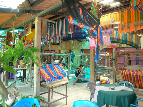 Hier werden Stoffe gewoben, ausnahmsweise mal von Männern