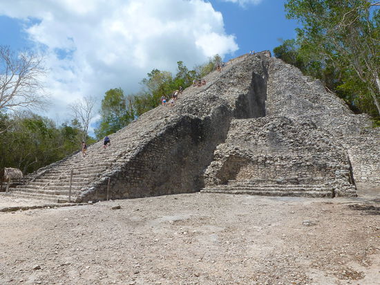 Das ist "El Castillo", die Treppenstufen habens in sich!