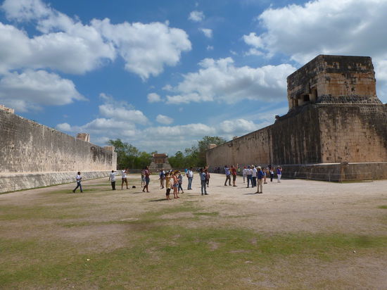 Der riesige Ballspielplatz, wie das Spiel genau ging weis ich auch nicht